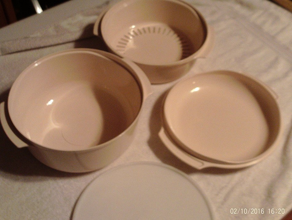 Tupperware Tupperwave Stack-Cooker Starter Set 4 pc Beige with Sheer Seal N3