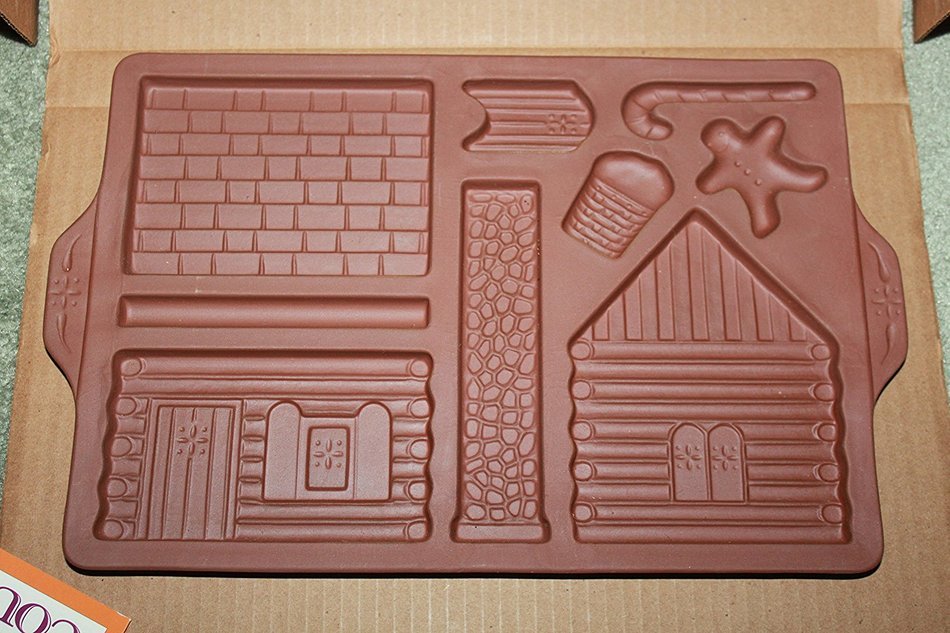 The 1996 Longaberger Pottery Gingerbread Country Cabin Mold N5