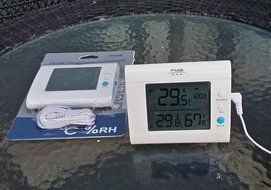 SH100 White Indoor Thermometer and Hygrometer with Calendar N12