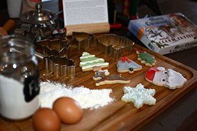 R &amp; M International Vintage Inspired Classic Christmas 6 Piece Cookie Cutter Set in Decorative Gift Box Bakers... N3