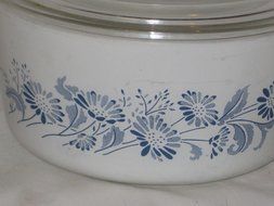 Vintage Pyrex White &amp; Blue Colonial Mist 1 1/2 Liter Casserole w/ Clear Glass Lid