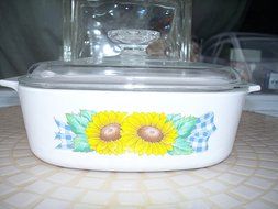 Corning Ware Sunflower A-2-8 2L (2 Liter) Baking Dish with Lid