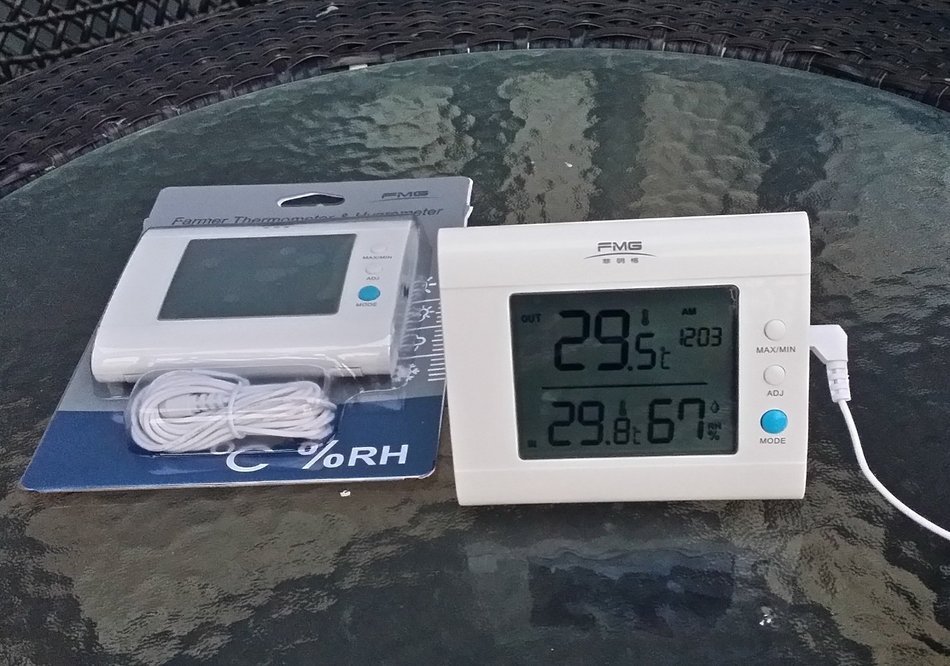 SH100 White Indoor Thermometer and Hygrometer with Calendar N12