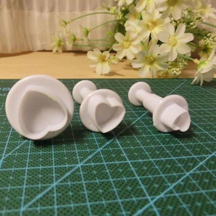 DUFUSTORE 3 x different size Cake Sugar Sugarcraft Cutter Plunger Love Heart N3
