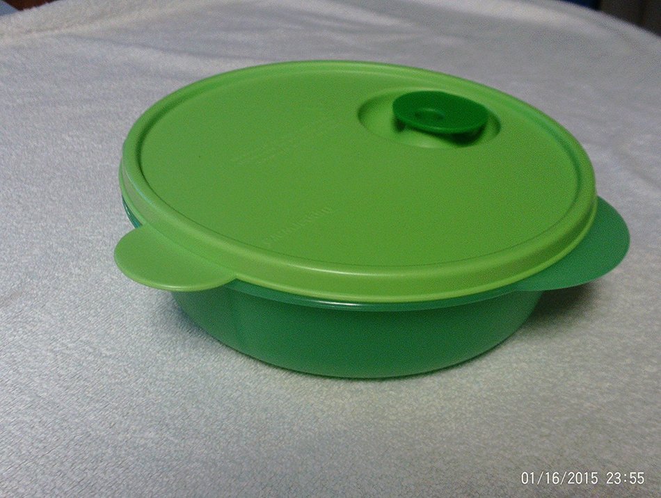 TUPPERWARE 7" DIVIDED VENT N SERVE ROUND DISH PASTEL GREEN WITH GREEN SEAL & DARK GREEN VENT