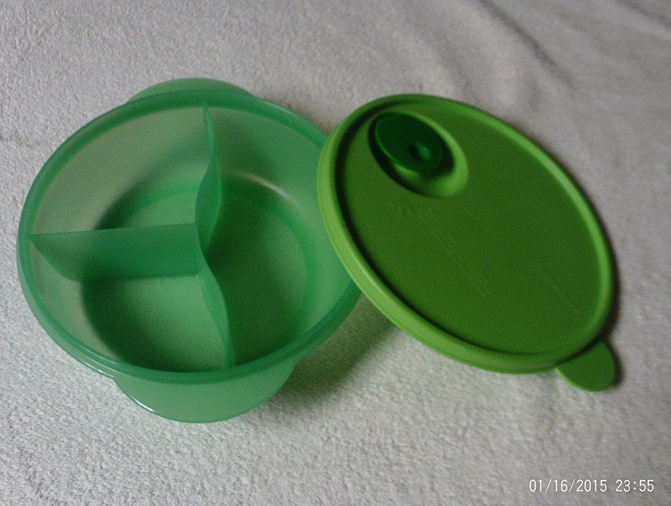 TUPPERWARE 7" DIVIDED VENT N SERVE ROUND DISH PASTEL GREEN WITH GREEN SEAL & DARK GREEN VENT N2