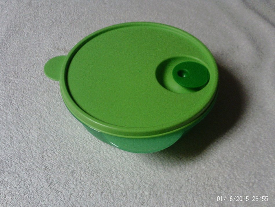 TUPPERWARE 7" DIVIDED VENT N SERVE ROUND DISH PASTEL GREEN WITH GREEN SEAL & DARK GREEN VENT N3