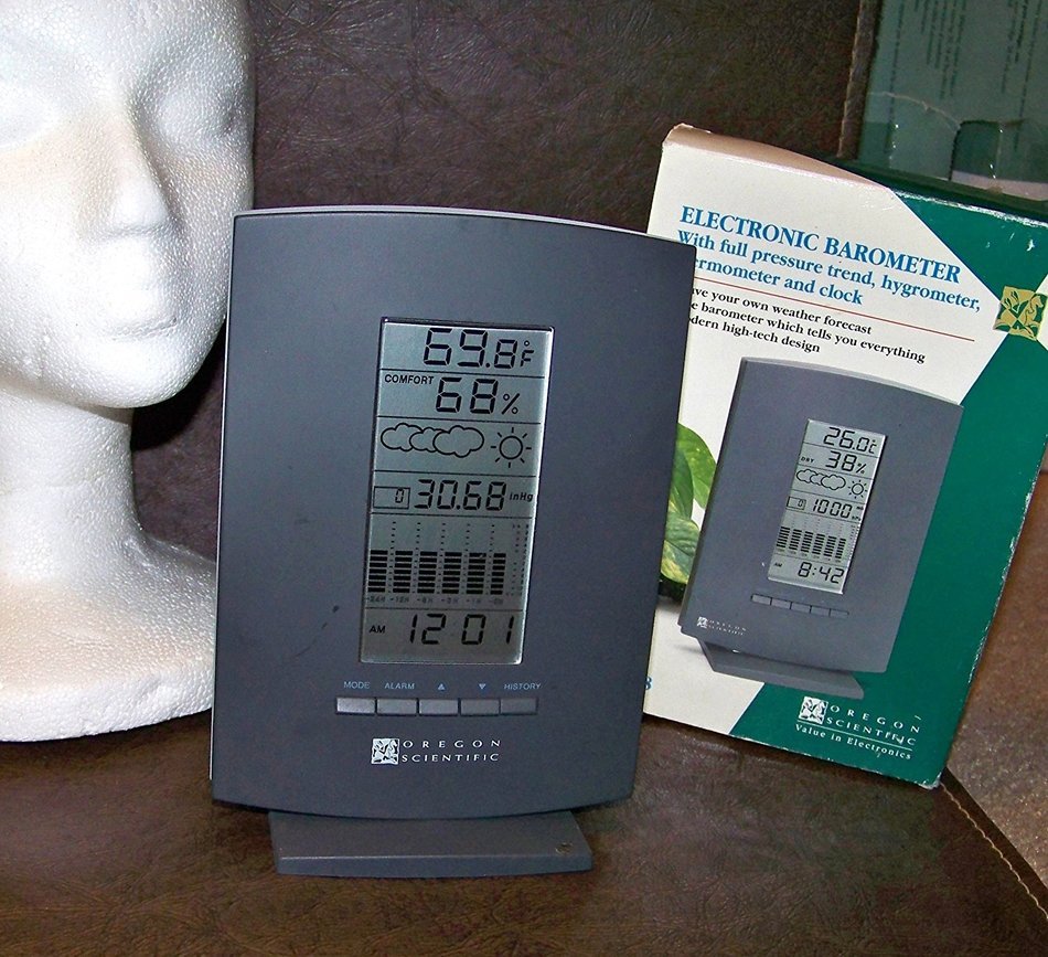 Electronic Digital Barometer ~ Pressure Trend - Hygrometer - Thermometer - Clock ~ Oregon Scientific BA-888