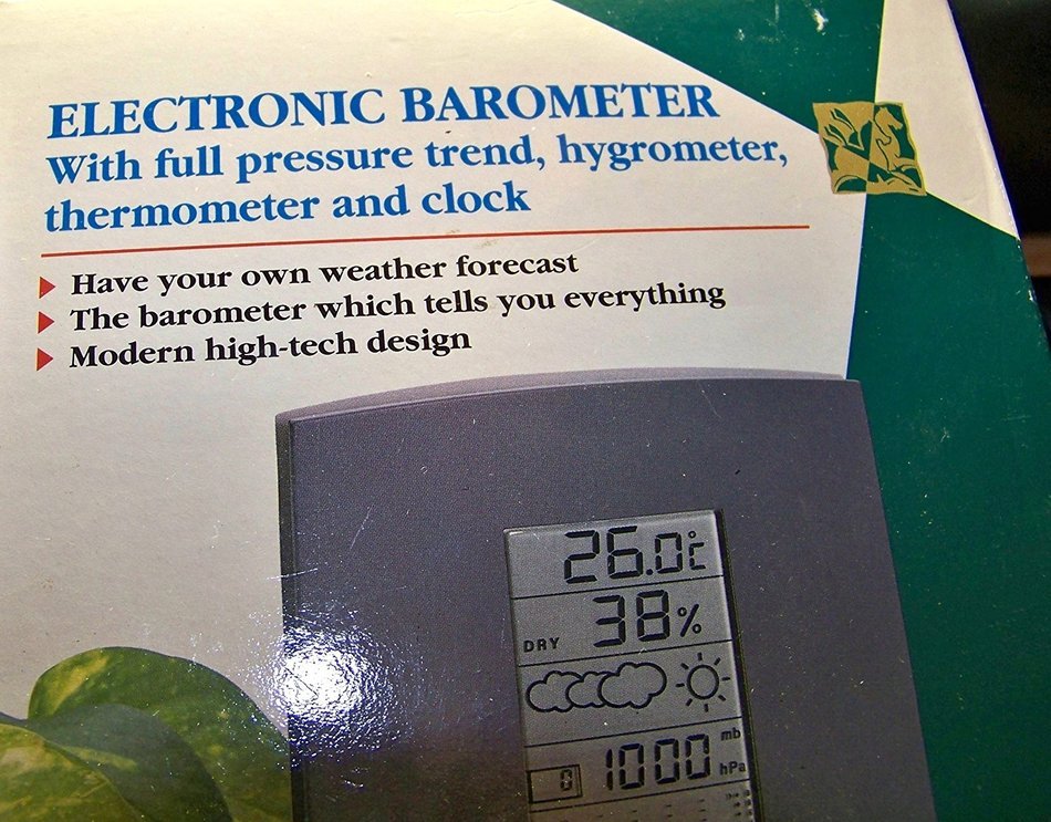 Electronic Digital Barometer ~ Pressure Trend - Hygrometer - Thermometer - Clock ~ Oregon Scientific BA-888 N4