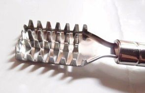 New Stainless Steel Fish Scaler Remover Home Kitchen Gadgets Scale Fish Tools N4