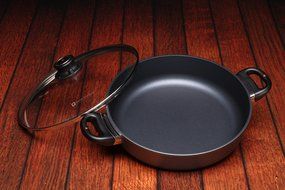 Swiss Diamond Sauteuse with Lid- 3.5 L (3.7 QT) 28 cm (11") N4