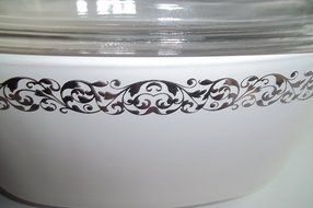 Corning Ware Platinum Filigree 2 1/2 quart with Pyrex Lid N2