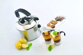 BergHOFF Whistling Tea Kettle, 2-1/2L N3