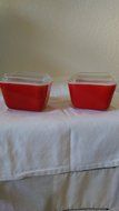 pyrex primary colors 501 with lid, red refrigerator dish pair N2