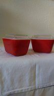 pyrex primary colors 501 with lid, red refrigerator dish pair N3