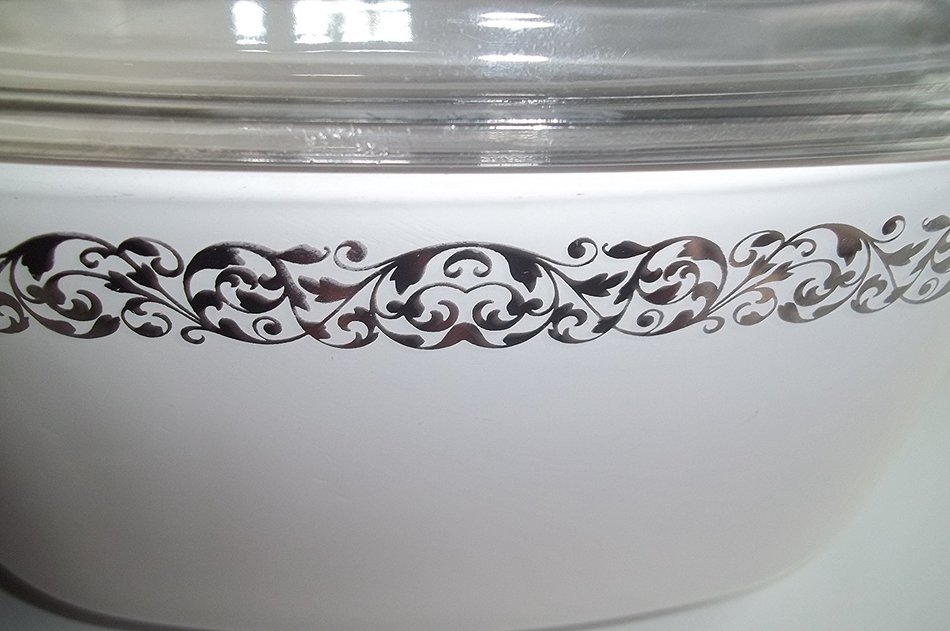 Corning Ware Platinum Filigree 2 1/2 quart with Pyrex Lid N2