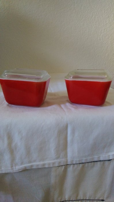 pyrex primary colors 501 with lid, red refrigerator dish pair N2