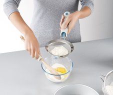 Joseph Joseph Shake It Self Tapping Sieve, Large, Grey N5