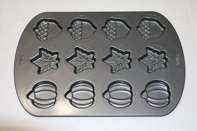 Wilton Aluminum Halloween Mini Cake Pans 12 Count, Pumpkins, Acorns, Leaves