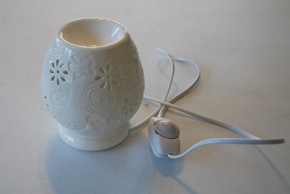 Aromatherapy Lamp White Ceramic Electric Oil Burner with Dimmer Control and Butterfly Image N2