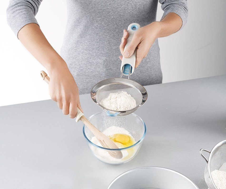 Joseph Joseph Shake It Self Tapping Sieve, Large, Grey N5
