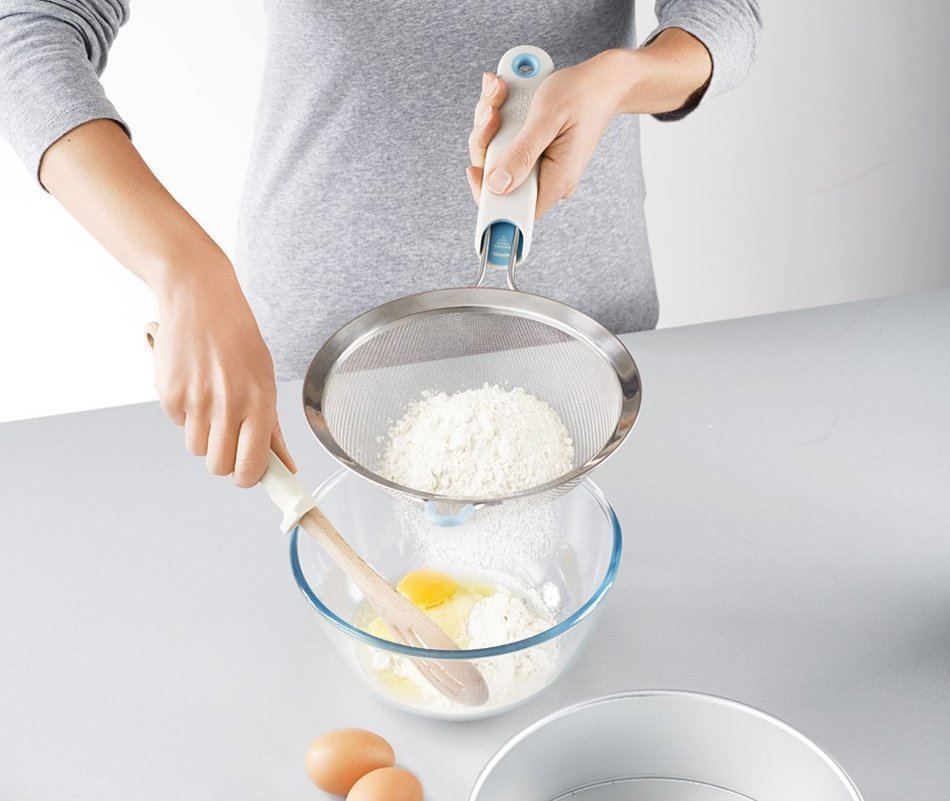 Joseph Joseph Shake It Self Tapping Sieve, Large, Grey N9