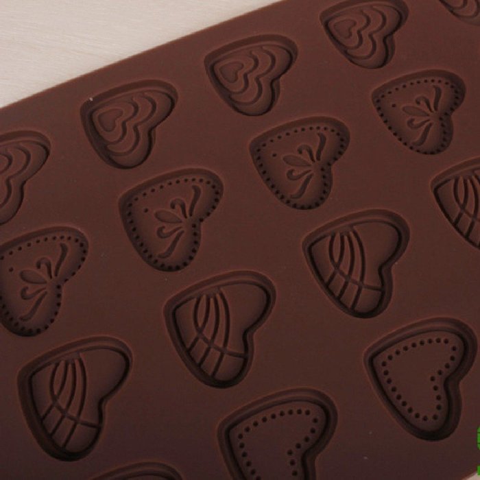 DUFUSTORE Chocolate Cake Candy Baking Silicone Bakeware Mould Love heart Pattern Random Color N2