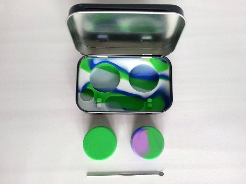 Silicone Wax Non Stick Vape Jar Set in Carry Tin, comes with 2 Jars & Stainless Steel Mini Tool