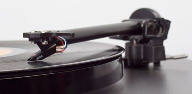 Rega - RP1 Turntable w/Performance Pack - Titanium