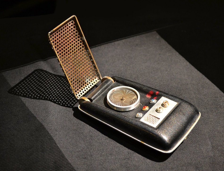 Star Trek: TOS Bluetooth Communicator - Cell Phone Handset and Speaker - With Collectible Display Case N6