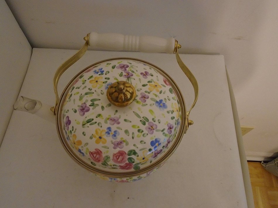 Porcelain Enamel and Steel 2 Quart Tea Kettle with English Garden Design