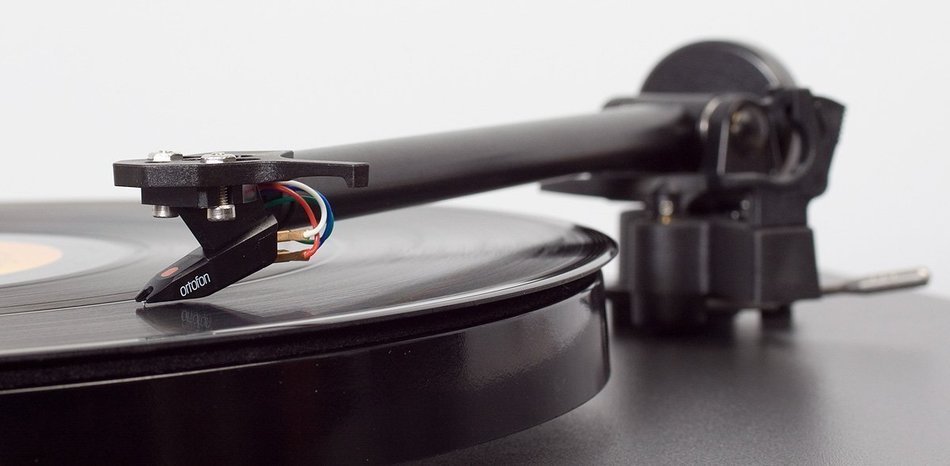 Rega - RP1 Turntable w/Performance Pack - Titanium