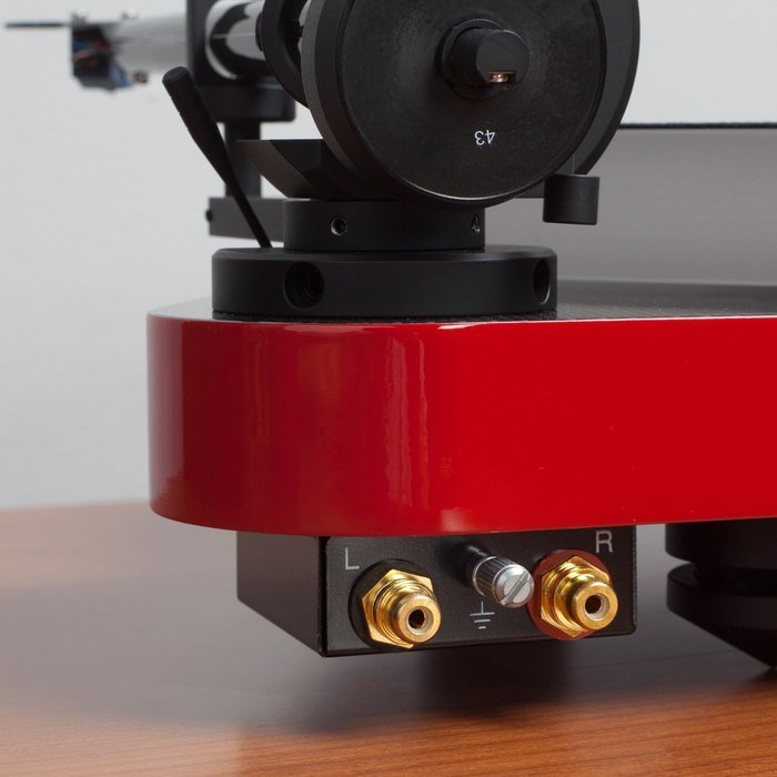 Pro-Ject RPM5 Carbon DC Turntable with Blue Point II Cartridge- White N3