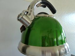 BERGNER - Green Whistling Kettle 92 fl.oz. (2.72 L)