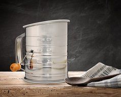 Natizo Stainless Steel 3-Cup Flour Sifter with Lid and Bottom Cover N7