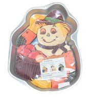 Wilton Scarecrow Fall Autumn Thanksgiving / Halloween Witch / Gardener Cake Pan (2105-2001, 1998) Retired
