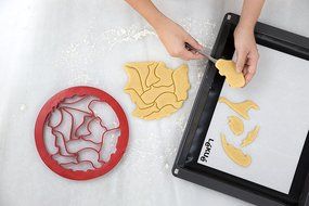 Lekue Cookie Cutter Puzzle, Hearts, Red N2