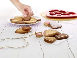 Lekue Cookie Cutter Puzzle, Hearts, Red N4
