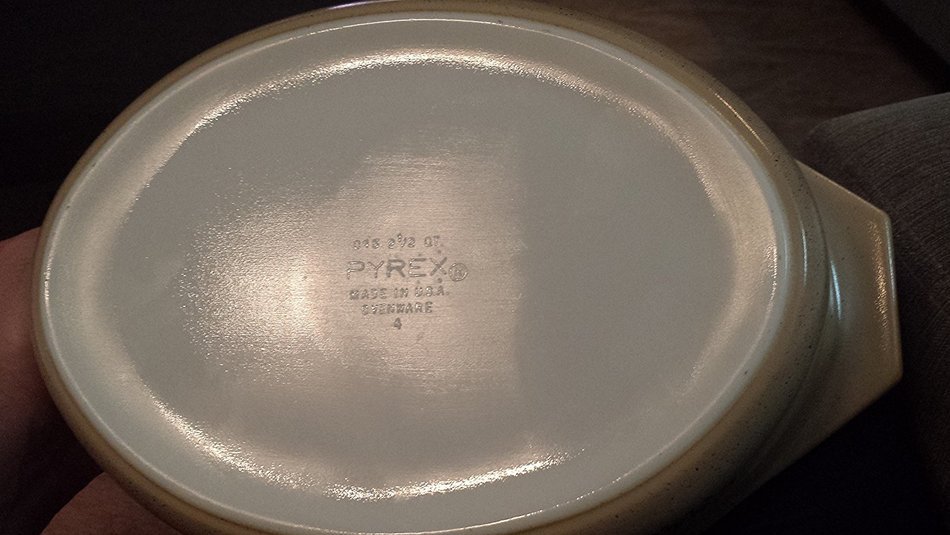 Vintage(1976) Pyrex #045 "Homestead" 2.5qt Oval Casserole with #945 Speckled Opal Pyrex Lid N5
