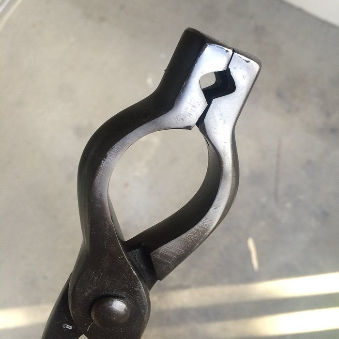 V-Bit Bolt Blacksmith Tongs N4