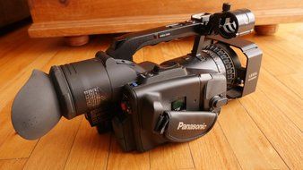 Panasonic AG-DVX100B - Camcorder - widescreen - 410 Kpix - optical zoom: 10 x - Mini DV