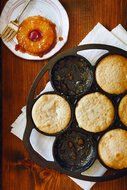 Lodge L7B3 Cast Iron Drop Biscuit Pan, Pre-Seasoned