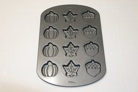Wilton Aluminum Halloween Mini Cake Pans 12 Count, Pumpkins, Acorns, Leaves N2