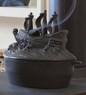 Plow &amp; Hearth Pirate Ship Cast Iron Wood Stove Steamer - Black - 2 Quart Capacity - Rust Resistant - Matte Finish...