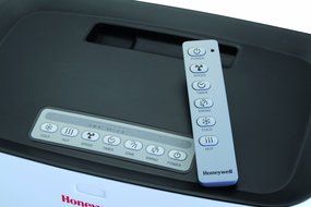Honeywell CS10XE 21 Pt. Indoor Portable Evaporative Air Cooler with Remote Control, Silver/Grey N17
