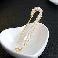 Elegant Gold Tone Pearl Kilt Pin Scarf Clothes Shawl Brooch Safety Pin Women