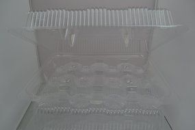 Oasis Supply 24 12-Compartment Cupcake &amp; Muffin Container with Hinged Lid, Clear N2