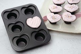 Chicago Metallic 6-Cup Heart Cupcake Pan