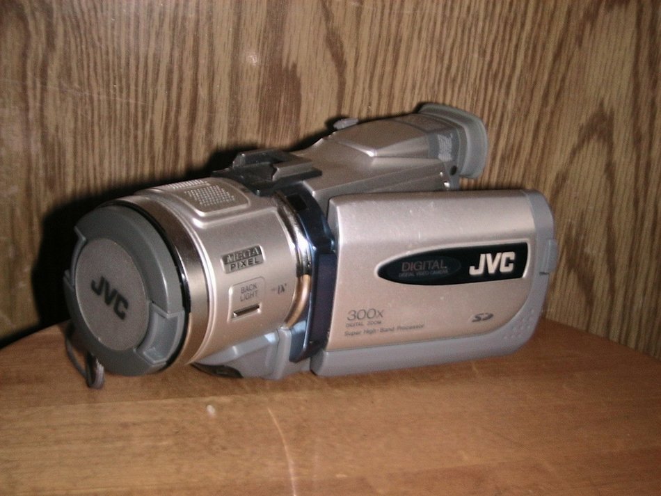 1.33 MegaPixel MiniDV Digital Camcorder w/ 3.5 LCD Monitor & MMC/SD Memory Card Slot