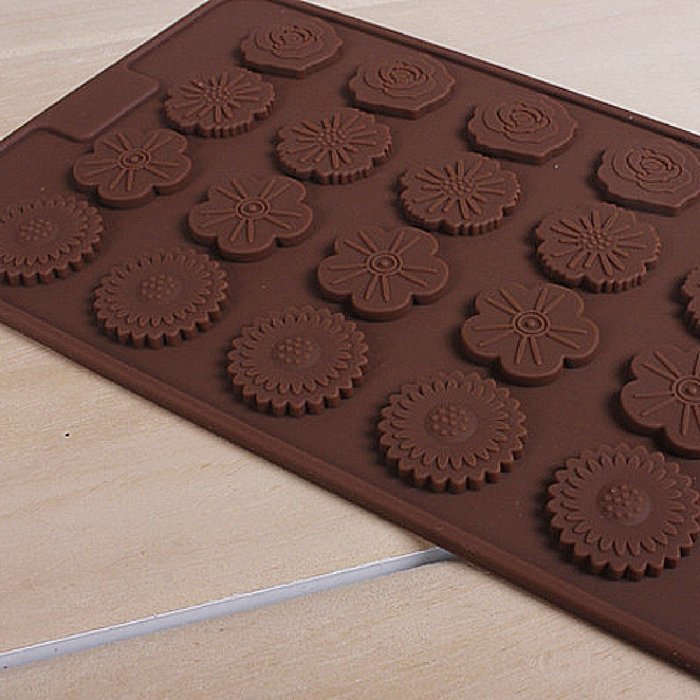 DUFUSTORE Chocolate Cake Candy Baking Silicone Bakeware Mould Flower Pattern Random Color N3